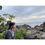 Anna Ishii Instagram – ドラマ「彼女たちの犯罪」本日最終話です。
彼女たちの集大成です。

最終話の撮影をしている時、溢れる涙も汗も鼻水も全部全部綺麗じゃなくていいから気持ちが伝わってほしい。そんな思いで撮影していました。
帰りの車や家でもずっと台本を読みながら理子を思い涙が止まらなかった。

理子が懸命に踏ん張って生きた時間を、
繭美先輩、由香里さん、翠さんが葛藤し足掻いた時を、
どうか見届けていただきたいです。

ドラマの中の彼女たちのように
理想の自分とは違う現実に下を向いている人たちも
たくさんいると思います。

大切にしたいもの、
それは自分でも人でも動物でも物でも時間でも思い出でも
なんでもいいから、それを強く強く握りしめて
これからもみんなが少しでも前を向いて進めますように。

繭美先輩、由香里さん、翠さん、理子が
どこかで笑顔で過ごしていることを願ってます。

そんな想いを込めて、
最終話、届けーーーーーーー。