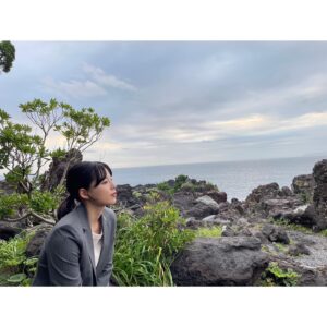 Anna Ishii Instagram - ドラマ「彼女たちの犯罪」本日最終話です。
彼女たちの集大成です。

最終話の撮影をしている時、溢れる涙も汗も鼻水も全部全部綺麗じゃなくていいから気持ちが伝わってほしい。そんな思いで撮影していました。
帰りの車や家でもずっと台本を読みながら理子を思い涙が止まらなかった。

理子が懸命に踏ん張って生きた時間を、
繭美先輩、由香里さん、翠さんが葛藤し足掻いた時を、
どうか見届けていただきたいです。

ドラマの中の彼女たちのように
理想の自分とは違う現実に下を向いている人たちも
たくさんいると思います。

大切にしたいもの、
それは自分でも人でも動物でも物でも時間でも思い出でも
なんでもいいから、それを強く強く握りしめて
これからもみんなが少しでも前を向いて進めますように。

繭美先輩、由香里さん、翠さん、理子が
どこかで笑顔で過ごしていることを願ってます。

そんな想いを込めて、
最終話、届けーーーーーーー。
