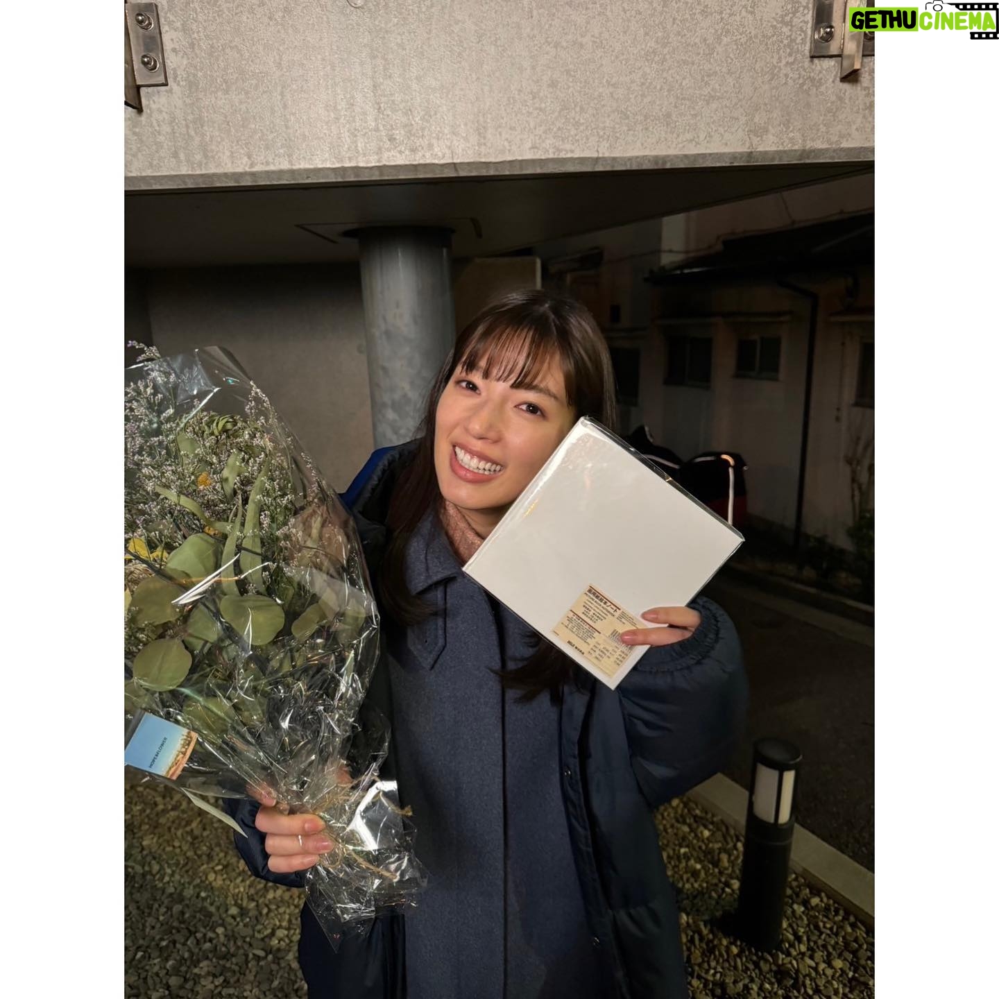Anna Ishii Instagram - ドラマ「ブラックガールズトーク」最終話 本日23:16〜 遂に最終話。 最終話の撮影は、なおぽんとなぎちゃんの事たくさん考えた。 3人での写真とか見返したり、楽しかった日々を思い返したり、、、。 ブラックガールズトークらしさ全開の想いの込められた最終話になってます! ぜひ!!! アップの時にスタッフの皆さんからアルバム頂きました🥺嬉しすぎた。 あのスケジュールの間でいつ書いてたの‼︎ 楽しい現場だったなぁ。