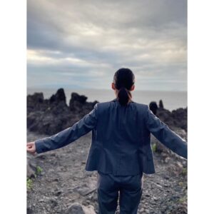 Anna Ishii Instagram - ドラマ「彼女たちの犯罪」本日最終話です。
彼女たちの集大成です。

最終話の撮影をしている時、溢れる涙も汗も鼻水も全部全部綺麗じゃなくていいから気持ちが伝わってほしい。そんな思いで撮影していました。
帰りの車や家でもずっと台本を読みながら理子を思い涙が止まらなかった。

理子が懸命に踏ん張って生きた時間を、
繭美先輩、由香里さん、翠さんが葛藤し足掻いた時を、
どうか見届けていただきたいです。

ドラマの中の彼女たちのように
理想の自分とは違う現実に下を向いている人たちも
たくさんいると思います。

大切にしたいもの、
それは自分でも人でも動物でも物でも時間でも思い出でも
なんでもいいから、それを強く強く握りしめて
これからもみんなが少しでも前を向いて進めますように。

繭美先輩、由香里さん、翠さん、理子が
どこかで笑顔で過ごしていることを願ってます。

そんな想いを込めて、
最終話、届けーーーーーーー。