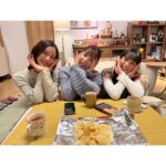 Anna Ishii Instagram – ドラマ「ブラックガールズトーク」第6話
本日23:16〜

3人でブラックガールズトークポーズと
なぎちゃんの眼鏡を拝借した写真と
撮影の合間元気すぎるわんちゃんと戯れ写真🐶