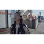 Anna Ishii Instagram - backnumberさんの新曲「冬と春」のMVに出演します☺︎ 依与吏さん監督のMV。 backnumberさんの世界に存在することができとても贅沢で貴重すぎる時間でした。 1/24〜です‼︎
