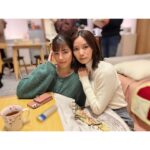 Anna Ishii Instagram – ドラマ「ブラックガールズトーク」第6話
本日23:16〜

3人でブラックガールズトークポーズと
なぎちゃんの眼鏡を拝借した写真と
撮影の合間元気すぎるわんちゃんと戯れ写真🐶