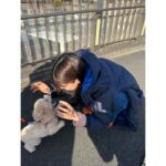 Anna Ishii Instagram – ドラマ「ブラックガールズトーク」第6話
本日23:16〜

3人でブラックガールズトークポーズと
なぎちゃんの眼鏡を拝借した写真と
撮影の合間元気すぎるわんちゃんと戯れ写真🐶