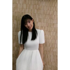 Anna Ishii Instagram - 「柳屋あんず油」 Presents 第7回黒髪大賞を頂きました‼︎ 生まれて25年間ほとんど黒髪で過ごしてきたので素敵な賞を頂くことができ、とても嬉しいです。 髪の毛のケア、これからも頑張ります😊‼︎ ひかるちゃんと久々会えて嬉しかったなぁ。