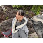 Anna Ishii Instagram - ドラマ「彼女たちの犯罪」第5話にて、 崖でのシーンの時。 早朝からの撮影でしたので、 朝日が昇る前に起床しました。 なので、5分でも休憩があると この体勢で睡眠を取っていました。😂 目を瞑って5秒で夢見てた。☺︎ 第5話、母からもネタバレしてほしいくらい続きが気になると感想をもらいました。 まだ見てない方TVerで見逃し配信あるよ‼︎