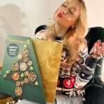 Anna Kadeřávková Instagram - GIVEAWAY adventních kalendářů @seeberger_cz 🎄 Adventní kalendář je plný 24 pytlíčků oříšků a sušeného ovoce, ideální svačinky na ráno nebo i na cesty. Ideální pro ty, co chtějí i o Vánocích mlsat zdravě. 😍 Pokud chceš vyhrát jeden ze 3 kalendářů, tak: 1.)✨ sleduj mě a profil @seeberger_cz 2.)✨ napiš mi do komentáře, jestli už se těšís na Vánoce a na co letos nejvíc? 😍 V neděli 19.11. vylosuju 3 výherce.🎅🏼🎄 Těším se! 😍 Značka @seeberger_cz je rodinná firma se 175 letou tradicí a láskou k přírodě. Např. tento adventní kalendář obsahuje vložku z lisované buničiny, kterou lze zrecyklovat i v domácím kompostéru. 😊 #seeberger #snacks #adventcalendar *ad