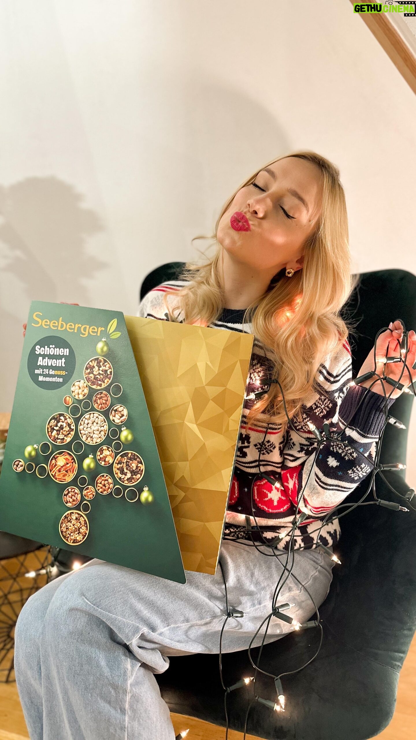 Anna Kadeřávková Instagram - GIVEAWAY adventních kalendářů @seeberger_cz 🎄 Adventní kalendář je plný 24 pytlíčků oříšků a sušeného ovoce, ideální svačinky na ráno nebo i na cesty. Ideální pro ty, co chtějí i o Vánocích mlsat zdravě. 😍 Pokud chceš vyhrát jeden ze 3 kalendářů, tak: 1.)✨ sleduj mě a profil @seeberger_cz 2.)✨ napiš mi do komentáře, jestli už se těšís na Vánoce a na co letos nejvíc? 😍 V neděli 19.11. vylosuju 3 výherce.🎅🏼🎄 Těším se! 😍 Značka @seeberger_cz je rodinná firma se 175 letou tradicí a láskou k přírodě. Např. tento adventní kalendář obsahuje vložku z lisované buničiny, kterou lze zrecyklovat i v domácím kompostéru. 😊 #seeberger #snacks #adventcalendar *ad