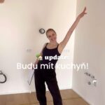 Anna Kadeřávková Instagram - Dům je už skoro hotový a my budeme mít KUCHYŇ! 🏡😍 Po dvou letech čekání dům už opravdu vypadá jako dům a my teď řešíme návrh kuchyně. Mojí prioritou je funkčnost a praktičnost. Která bude vypadat hezky a čistě. Volím proto skříňky v saténovém (šedo-hnědém) odstínu a horní úložné skríňky v bílé barvě. Vše v matu. Desku v designu světle šedého mramoru, ale provedení z umělého kamene. Pravý kámen je finančně náročnější a ve výsledku nemá tolik výhod, za které bych si chtěla připlácet. A tady jsou moje tipy, které se mi líbí a chci je do kuchyně zahrnout: - šuplíky, šuplíky, šuplíky… Kam to půjde, chci šuplíky. Jsou nejpřehlednější a nejpraktičtější. Už žádné lovení hrnců z hlubokých skříňek! 👀 - @grohe_czsk RED - vařící voda přímo z kohoutku a perlivá voda přímo z kohoutku. Máte někdo? Je to tak super, jak to vypadá? - hlavní osvětlení ne přímo nad vámi - aby nedělalo stín z hlavy na lince, dále pak osvětlení podsvícení skříněk - šuplík vedle sporáku na koření oleje. Vše máte po ruce a nic vám pak nestojí na kuchyňské lince a vše je zaklizené. - myčka umístěná v blízkosti skříněk na nádobí - nádobí se používá ze všeho nejvíce, tak abych od myčky nemusela s talíři a skleničkami nikam chodit a vyndala je na jeden pohyb - velký dřez a bez odkapávacího prostoru - tak velký, abych tam pohodlně umyla plech a velký hrnec a bez odkapávacího prostoru, protože na to používám prostě obyčejnou kuchyňskou utěrku, kterou dám pryč, když se nic nesuší a linka je tak jednotná, bez nevzhledného narušení. - velká lednice - žijeme ve dvou, vaříme hodně a rádi (i pejskům 🤭🐶) a už teď máme problém se do lednice vejít. Takže lednici od podlahy až skoro ke stropu a k tomu samostatný menší mrazák zabudovaný do spodní časti linky - do “hluchého” rohového prázného koutu kuchyňských skříněk ve spodní části linky přemístit věci, které by byly pod dřezem (dřez se nechází hned vedle této části - na lince). Takže tam zavést: zásobníky od Grohe Red (horká voda, perlivá voda), filtr na vodu… Díky tomu bude pod dřezem volné místo na odpadkové koše. Na co jste při výběru a návhru kuchyně mysleli vy? Napište mi to do komentáře a poraďme si navzájem. 😊👌🏻