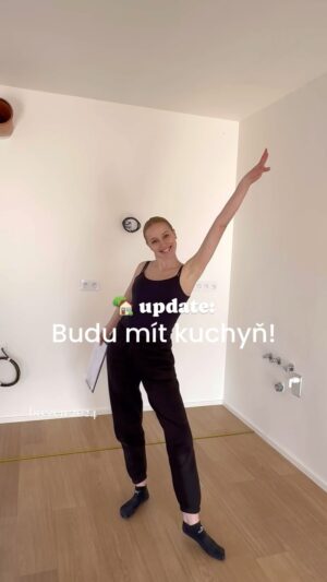Anna Kadeřávková Instagram - Dům je už skoro hotový a my budeme mít KUCHYŇ! 🏡😍

Po dvou letech čekání dům už opravdu vypadá jako dům a my teď řešíme návrh kuchyně. Mojí prioritou je funkčnost a praktičnost. Která bude vypadat hezky a čistě.

Volím proto skříňky v saténovém (šedo-hnědém) odstínu a horní úložné skríňky v bílé barvě. Vše v matu. Desku v designu světle šedého mramoru, ale provedení z umělého kamene. Pravý kámen je finančně náročnější a ve výsledku nemá tolik výhod, za které bych si chtěla připlácet.

A tady jsou moje tipy, které se mi líbí a chci je do kuchyně zahrnout:
- šuplíky, šuplíky, šuplíky… Kam to půjde, chci šuplíky. Jsou nejpřehlednější a nejpraktičtější. Už žádné lovení hrnců z hlubokých skříňek! 👀

- @grohe_czsk RED - vařící voda přímo z kohoutku a perlivá voda přímo z kohoutku. Máte někdo? Je to tak super, jak to vypadá? 

- hlavní osvětlení ne přímo nad vámi - aby nedělalo stín z hlavy na lince, dále pak osvětlení podsvícení skříněk

- šuplík vedle sporáku na koření   oleje. Vše máte po ruce a nic vám pak nestojí na kuchyňské lince a vše je zaklizené.

- myčka umístěná v blízkosti skříněk na nádobí - nádobí se používá ze všeho nejvíce, tak abych od myčky nemusela s talíři a skleničkami nikam chodit a vyndala je na jeden pohyb

- velký dřez a bez odkapávacího prostoru - tak velký, abych tam pohodlně umyla plech a velký hrnec a bez odkapávacího prostoru, protože na to používám prostě obyčejnou kuchyňskou utěrku, kterou dám pryč, když se nic nesuší a linka je tak jednotná, bez nevzhledného narušení.

- velká lednice - žijeme ve dvou, vaříme hodně a rádi (i pejskům 🤭🐶) a už teď máme problém se do lednice vejít. Takže lednici od podlahy až skoro ke stropu a k tomu samostatný menší mrazák zabudovaný do spodní časti linky 

- do “hluchého” rohového prázného koutu kuchyňských skříněk ve spodní části linky přemístit věci, které by byly pod dřezem (dřez se nechází hned vedle této části - na lince). Takže tam zavést: zásobníky od Grohe Red (horká voda, perlivá voda), filtr na vodu… Díky tomu bude pod dřezem volné místo na odpadkové koše. 

Na co jste při výběru a návhru kuchyně mysleli vy? Napište mi to do komentáře a poraďme si navzájem. 😊👌🏻
