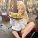 Anna Kadeřávková Instagram - Každý, kdo miluje burger 🍔 povinně like na tuhle fotku! 😂🔥