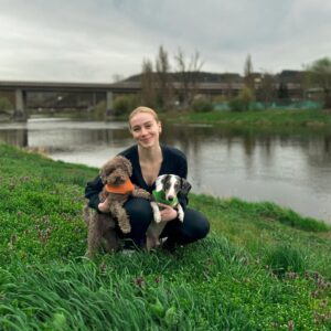 Anna Kadeřávková Instagram - Přejeme krásné Velikonoce!🐰
My si udělali krásný výlet kolem Berounky, je to tam moc hezký. Na delší procházku se psem je to ideální. 🐶🐶 Vyrazili jste si taky někam nebo jste koledovali či vítaly koledníky? 😋