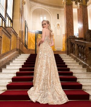 Anna Kadeřávková Instagram - Feelin like a princess 🎀👸🏼

Thank you for having me @ceskyples 💖

dress: @sandramark_fashion_designer 
💎💍: @korbicka_sperky 
muah: @misa.pohadka