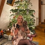 Anna Kadeřávková Instagram - Naše letošní Vánoce byly kouzelný. ♥️ Fakt jsem je měla plný lásky, klidu, pohody a zdraví. A k tomu jsem dostala úplně nejlepší dárky! Doufám, že i vy jste si je pohádkově užili a i zbytek roku strávíte v poklidu s nejbližšími. A ať shrnu váš nejčastější dotaz v jednom postu: u vánočního stolu nás bylo u mamky 18, u táty 25. A jo, vešli jsme se. A ne, neměnila bych. 😁 Miluju náš blázinec a být z tak velký rodiny beru jako největší dar. ❤️ Kolik bylo u večeře vás? Mám tu taky nějaký obří rodiny? 😁 Šťastný a veselý! 🎄