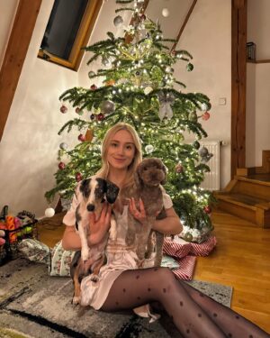 Anna Kadeřávková Instagram - Naše letošní Vánoce byly kouzelný. ♥️ 
Fakt jsem je měla plný lásky, klidu, pohody a zdraví. A k tomu jsem dostala úplně nejlepší dárky! Doufám, že i vy jste si je pohádkově užili a i zbytek roku strávíte v poklidu s nejbližšími. 

A ať shrnu váš nejčastější dotaz v jednom postu: u vánočního stolu nás bylo u mamky 18, u táty 25. A jo, vešli jsme se. A ne, neměnila bych. 😁 Miluju náš blázinec a být z tak velký rodiny beru jako největší dar. ❤️

Kolik bylo u večeře vás? Mám tu taky nějaký obří rodiny? 😁

Šťastný a veselý! 🎄