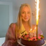 Anna Kadeřávková Instagram - Děkuju za všechny milující lidi v mém životě, kteří se hlasitě radují se mnou, když jsem nahoře a kteří mě v tichosti pevně drží za ruku, když jsem dole. (A kteří chápou, jak moc důležitý pro mě můj narozeninový den je!) Protože, jak s oblibou říká můj nevlastní táta: “I kdybych mluvil jazyky andělskými, ale lásky bych neměl, nic bych nebyl. Byl bych jako zvon bez zvuku.” A já díky vám můžu zvonit široko daleko. ♥️ #sweet26 #leo🦁 #happybirthday