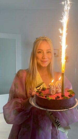 Anna Kadeřávková Instagram - Děkuju za všechny milující lidi v mém životě, kteří se hlasitě radují se mnou, když jsem nahoře a kteří mě v tichosti pevně drží za ruku, když jsem dole. (A kteří chápou, jak moc důležitý pro mě můj narozeninový den je!)
Protože, jak s oblibou říká můj nevlastní táta: “I kdybych mluvil jazyky andělskými, ale lásky bych neměl, nic bych nebyl. Byl bych jako zvon bez zvuku.” 
A já díky vám můžu zvonit široko daleko. ♥️

#sweet26 #leo🦁 #happybirthday