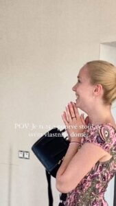 Anna Kadeřávková Instagram - “Tak jo, koupím dům!” Bylo mi 23 a měla jsem pocit, že je to naprosto šílenej nápad! Za pár dní mi bude 26, stavba mýho domu je skoro u konce a já fakt pořád nemám ponětí co-se-tady-sakra-děje. Je to jízda a skoro nevěřím, že to říkám, ale: blížíme se do finále! 🥹🏡 PS.: Ještě pořád si myslim, že ten nápad byl totálně šílenej. (Ale když ne teď, tak kdy?… :)