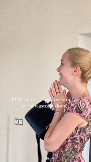 Anna Kadeřávková Instagram - “Tak jo, koupím dům!” 
Bylo mi 23 a měla jsem pocit, že je to naprosto šílenej nápad! Za pár dní mi bude 26, stavba mýho domu je skoro u konce a já fakt pořád nemám ponětí co-se-tady-sakra-děje. Je to jízda a skoro nevěřím, že to říkám, ale: blížíme se do finále! 🥹🏡
PS.: Ještě pořád si myslim, že ten nápad byl totálně šílenej. (Ale když ne teď, tak kdy?… :)