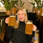 Anna Kadeřávková Instagram - One (perfect) night in Wrocław 🎄🍻 1. Tuplák for life 😋 2. 🎄 3. Hotelový chodby jsou jejich favorite place na každém výletě 🐶 4. Nejlepší churros v mém životě 5. Pozoruju tě, jak se láduješ klobásou a přesvědčuju sama sebe, že nechci 🌭 😂 6. Svařáček 🍷 7. Trhy a světýlka všude 😭🎄 8. Největší krajíc co jsem kdy viděla fr 9. All black & zase miluju svoje vlasy!!! 10. Historie 🖤