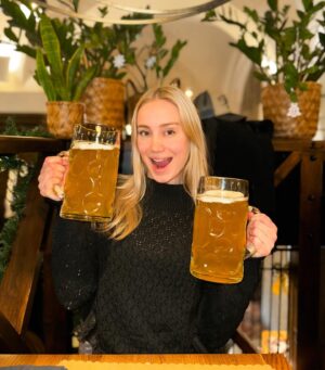 Anna Kadeřávková Instagram - One (perfect) night in Wrocław 🎄🍻
1. Tuplák for life 😋
2. 🎄
3. Hotelový chodby jsou jejich favorite place na každém výletě 🐶
4. Nejlepší churros v mém životě
5. Pozoruju tě, jak se láduješ klobásou a přesvědčuju sama sebe, že nechci 🌭 😂
6. Svařáček 🍷
7. Trhy a světýlka všude 😭🎄
8. Největší krajíc co jsem kdy viděla fr
9. All black & zase miluju svoje vlasy!!!
10. Historie 🖤