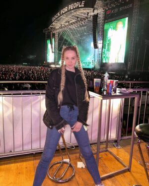 Anna Kadeřávková Instagram - Na Rock For People jsem byla letos poprvé a moc jsem si to užila. Kouzlo letních hudebních festivalů jsem objevila až loni a letos hodlám léto využít na max! 😍 Na jaký festival se chystáte vy? V ČR nebo i v zahraničí, hudební ale klidně i nehudební! Kde se vám líbilo a pojedete zas? Hoďte mi do komentáře tip, ať se vzájemně inspirujem! 🥳
Já za party a hudbou doporučuju Balaton Sound nebo Sziget, tam se mi loni fakt líbilo. 😊 Co je vaše doporučení? 🎶🎸🎪