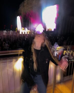 Anna Kadeřávková Instagram - Na Rock For People jsem byla letos poprvé a moc jsem si to užila. Kouzlo letních hudebních festivalů jsem objevila až loni a letos hodlám léto využít na max! 😍 Na jaký festival se chystáte vy? V ČR nebo i v zahraničí, hudební ale klidně i nehudební! Kde se vám líbilo a pojedete zas? Hoďte mi do komentáře tip, ať se vzájemně inspirujem! 🥳
Já za party a hudbou doporučuju Balaton Sound nebo Sziget, tam se mi loni fakt líbilo. 😊 Co je vaše doporučení? 🎶🎸🎪