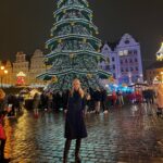 Anna Kadeřávková Instagram - One (perfect) night in Wrocław 🎄🍻 1. Tuplák for life 😋 2. 🎄 3. Hotelový chodby jsou jejich favorite place na každém výletě 🐶 4. Nejlepší churros v mém životě 5. Pozoruju tě, jak se láduješ klobásou a přesvědčuju sama sebe, že nechci 🌭 😂 6. Svařáček 🍷 7. Trhy a světýlka všude 😭🎄 8. Největší krajíc co jsem kdy viděla fr 9. All black & zase miluju svoje vlasy!!! 10. Historie 🖤
