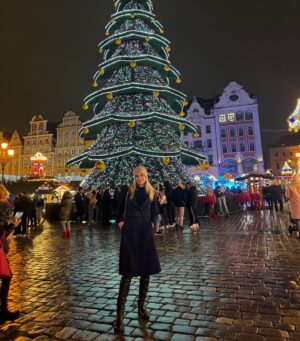 Anna Kadeřávková Instagram - One (perfect) night in Wrocław 🎄🍻
1. Tuplák for life 😋
2. 🎄
3. Hotelový chodby jsou jejich favorite place na každém výletě 🐶
4. Nejlepší churros v mém životě
5. Pozoruju tě, jak se láduješ klobásou a přesvědčuju sama sebe, že nechci 🌭 😂
6. Svařáček 🍷
7. Trhy a světýlka všude 😭🎄
8. Největší krajíc co jsem kdy viděla fr
9. All black & zase miluju svoje vlasy!!!
10. Historie 🖤