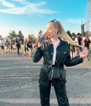 Anna Kadeřávková Instagram - Moje první Rock For People a bylo to naprosto skvělý! 😍 Byli jste? Co se vám líbilo nejvíc? 
Za mě nej pivo, langoše a @xambassadors . 😂🤭