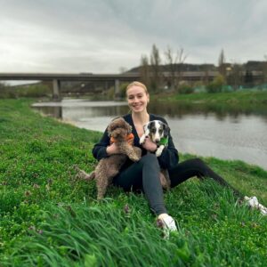 Anna Kadeřávková Instagram - Přejeme krásné Velikonoce!🐰
My si udělali krásný výlet kolem Berounky, je to tam moc hezký. Na delší procházku se psem je to ideální. 🐶🐶 Vyrazili jste si taky někam nebo jste koledovali či vítaly koledníky? 😋