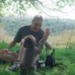 Anna Kadeřávková Instagram - Caesar je psík plemena toy pudlík. Tento psík s malým vzrastom sa vyznačuje hravou a energickou povahou. Caesara trénujem od útlého detstva. Vždy mám velkú radosť ak môžem využívať svoju kreativitu od máleho šteniatka, vďaka tomu nemusíme s majiteľom riešiť velké zlozvyky, práve naopak, celý čas možeme sustrediť na budovanie len tých správnych návykov. Aj keď sa počas života psíka objaví nejaký zlozvyk odstranuje sa pomerne ľahšie ked má vybudované pevné základy od detstva. #toypoodle #giackoacademy #matusgiacko #camp