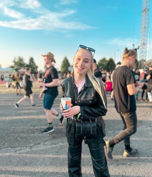Anna Kadeřávková Instagram - Moje první Rock For People a bylo to naprosto skvělý! 😍 Byli jste? Co se vám líbilo nejvíc? 
Za mě nej pivo, langoše a @xambassadors . 😂🤭