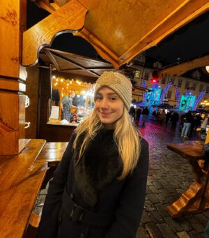Anna Kadeřávková Instagram - One (perfect) night in Wrocław 🎄🍻
1. Tuplák for life 😋
2. 🎄
3. Hotelový chodby jsou jejich favorite place na každém výletě 🐶
4. Nejlepší churros v mém životě
5. Pozoruju tě, jak se láduješ klobásou a přesvědčuju sama sebe, že nechci 🌭 😂
6. Svařáček 🍷
7. Trhy a světýlka všude 😭🎄
8. Největší krajíc co jsem kdy viděla fr
9. All black & zase miluju svoje vlasy!!!
10. Historie 🖤