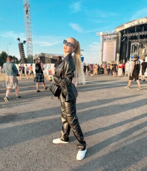 Anna Kadeřávková Instagram - Moje první Rock For People a bylo to naprosto skvělý! 😍 Byli jste? Co se vám líbilo nejvíc? 
Za mě nej pivo, langoše a @xambassadors . 😂🤭