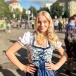 Anna Kadeřávková Instagram – Oktoberfest 2023 🍻🎢
Tak jste to ve stories správně uhádli, kde jsem! 😋 Letos jsem Oktoberfest v Mnichově navštívila úplně poprvé, moc jsem nevěděla, co čekat. A nakonec to bylo krásný! 
Tenhle dirndl byl láska na první pohled. 🩵 A v dalším postu vám zasdílím střípky z celýho dne na Oktoberfestu. 😍🎡
Kdo jste tu byl a taky se vám tu moc líbilo? Já příští rok pojedu určitě zas. 🥲