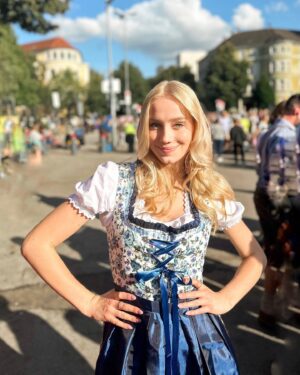 Anna Kadeřávková Instagram - Oktoberfest 2023 🍻🎢
Tak jste to ve stories správně uhádli, kde jsem! 😋 Letos jsem Oktoberfest v Mnichově navštívila úplně poprvé, moc jsem nevěděla, co čekat. A nakonec to bylo krásný! 
Tenhle dirndl byl láska na první pohled. 🩵 A v dalším postu vám zasdílím střípky z celýho dne na Oktoberfestu. 😍🎡
Kdo jste tu byl a taky se vám tu moc líbilo? Já příští rok pojedu určitě zas. 🥲