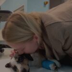 Anna Kadeřávková Instagram – Moc děkuju všem za krásný zprávy a tipy na skvělý (psí) doktory nebo rehabilitační centra. Díky, že spolu sdílíme zkušenosti. Mám tady úžasnou komunitu, děkuju za vás, že jste tu. ♥️
Během čtyř dnů se to seběhlo všechno hrozně rychle, ale teď už je Chumlee v pořádku, v teplíčku domova se svojí milující čtyřčlennou rodinkou. 👩🏼‍🤝‍👨🏻🐶🐶