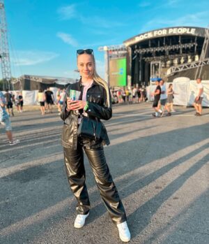 Anna Kadeřávková Instagram - Moje první Rock For People a bylo to naprosto skvělý! 😍 Byli jste? Co se vám líbilo nejvíc? 
Za mě nej pivo, langoše a @xambassadors . 😂🤭