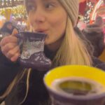 Anna Kadeřávková Instagram - One (perfect) night in Wrocław 🎄🍻 1. Tuplák for life 😋 2. 🎄 3. Hotelový chodby jsou jejich favorite place na každém výletě 🐶 4. Nejlepší churros v mém životě 5. Pozoruju tě, jak se láduješ klobásou a přesvědčuju sama sebe, že nechci 🌭 😂 6. Svařáček 🍷 7. Trhy a světýlka všude 😭🎄 8. Největší krajíc co jsem kdy viděla fr 9. All black & zase miluju svoje vlasy!!! 10. Historie 🖤