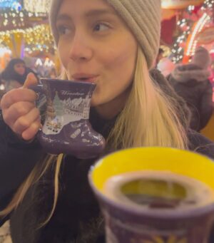 Anna Kadeřávková Instagram - One (perfect) night in Wrocław 🎄🍻
1. Tuplák for life 😋
2. 🎄
3. Hotelový chodby jsou jejich favorite place na každém výletě 🐶
4. Nejlepší churros v mém životě
5. Pozoruju tě, jak se láduješ klobásou a přesvědčuju sama sebe, že nechci 🌭 😂
6. Svařáček 🍷
7. Trhy a světýlka všude 😭🎄
8. Největší krajíc co jsem kdy viděla fr
9. All black & zase miluju svoje vlasy!!!
10. Historie 🖤
