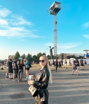 Anna Kadeřávková Instagram - Moje první Rock For People a bylo to naprosto skvělý! 😍 Byli jste? Co se vám líbilo nejvíc? 
Za mě nej pivo, langoše a @xambassadors . 😂🤭