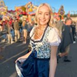 Anna Kadeřávková Instagram – Oktoberfest 2023 🍻🎢
Tak jste to ve stories správně uhádli, kde jsem! 😋 Letos jsem Oktoberfest v Mnichově navštívila úplně poprvé, moc jsem nevěděla, co čekat. A nakonec to bylo krásný! 
Tenhle dirndl byl láska na první pohled. 🩵 A v dalším postu vám zasdílím střípky z celýho dne na Oktoberfestu. 😍🎡
Kdo jste tu byl a taky se vám tu moc líbilo? Já příští rok pojedu určitě zas. 🥲