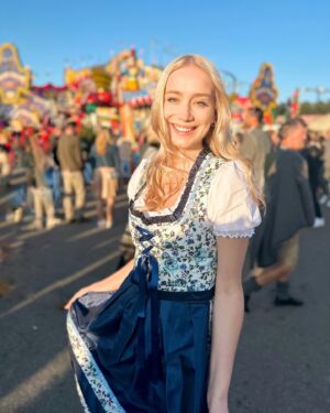 Anna Kadeřávková Instagram - Oktoberfest 2023 🍻🎢
Tak jste to ve stories správně uhádli, kde jsem! 😋 Letos jsem Oktoberfest v Mnichově navštívila úplně poprvé, moc jsem nevěděla, co čekat. A nakonec to bylo krásný! 
Tenhle dirndl byl láska na první pohled. 🩵 A v dalším postu vám zasdílím střípky z celýho dne na Oktoberfestu. 😍🎡
Kdo jste tu byl a taky se vám tu moc líbilo? Já příští rok pojedu určitě zas. 🥲