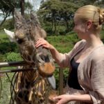 Anna Kadeřávková Instagram – Úžasný zážitek z Keni. 🦒 
Žiraf je tu několik a pro papání nebo pohlazení si přijde ta, která má zrovna chuť. 😊 Kochat se můžete i prasátkama, který se v bahně rochní žirafám u nohou. 
Vstup stojí v přepočtu asi 300 Kč a s námi tam bylo jen pár lidí. Většinu času jsme krmili sami, jako na videu. 😍

📍 @giraffecentre_ Nairobi, Keňa