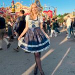 Anna Kadeřávková Instagram - Oktoberfest 2023 🍻🎢 Tak jste to ve stories správně uhádli, kde jsem! 😋 Letos jsem Oktoberfest v Mnichově navštívila úplně poprvé, moc jsem nevěděla, co čekat. A nakonec to bylo krásný! Tenhle dirndl byl láska na první pohled. 🩵 A v dalším postu vám zasdílím střípky z celýho dne na Oktoberfestu. 😍🎡 Kdo jste tu byl a taky se vám tu moc líbilo? Já příští rok pojedu určitě zas. 🥲