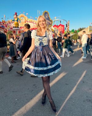 Anna Kadeřávková Instagram - Oktoberfest 2023 🍻🎢
Tak jste to ve stories správně uhádli, kde jsem! 😋 Letos jsem Oktoberfest v Mnichově navštívila úplně poprvé, moc jsem nevěděla, co čekat. A nakonec to bylo krásný! 
Tenhle dirndl byl láska na první pohled. 🩵 A v dalším postu vám zasdílím střípky z celýho dne na Oktoberfestu. 😍🎡
Kdo jste tu byl a taky se vám tu moc líbilo? Já příští rok pojedu určitě zas. 🥲