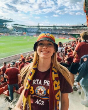 Anna Kadeřávková Instagram - Spartička 💙💛❤️

Vyhrajeme letos zase titul?! 🤩⚽️ #spartapraha #slaviapraha #fotbal #derby