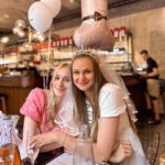 Anna Kadeřávková Instagram - Pořádně jsme naší @eviadm rozloučily se svobodou a teď hurá do manželství! 👰🏼‍♀️😍