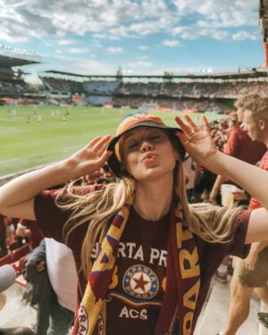 Anna Kadeřávková Instagram - Spartička 💙💛❤️

Vyhrajeme letos zase titul?! 🤩⚽️ #spartapraha #slaviapraha #fotbal #derby